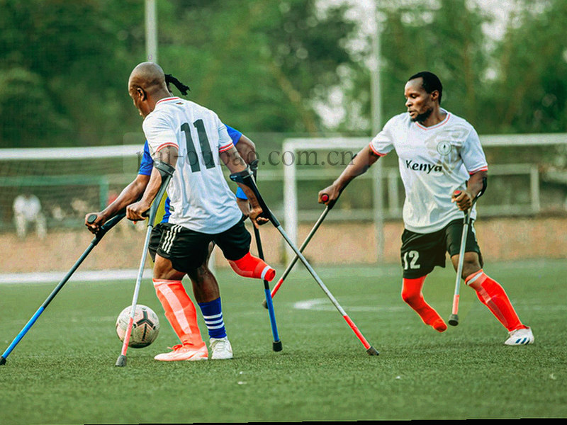 球员剪影高速冲刺，背景是抽象球场灯光和数据轨迹